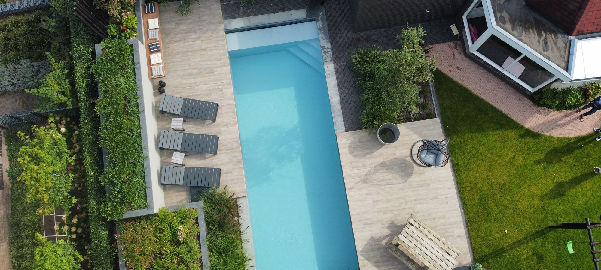 Zwembad bij een moderne woning, van boven gefotografeerd