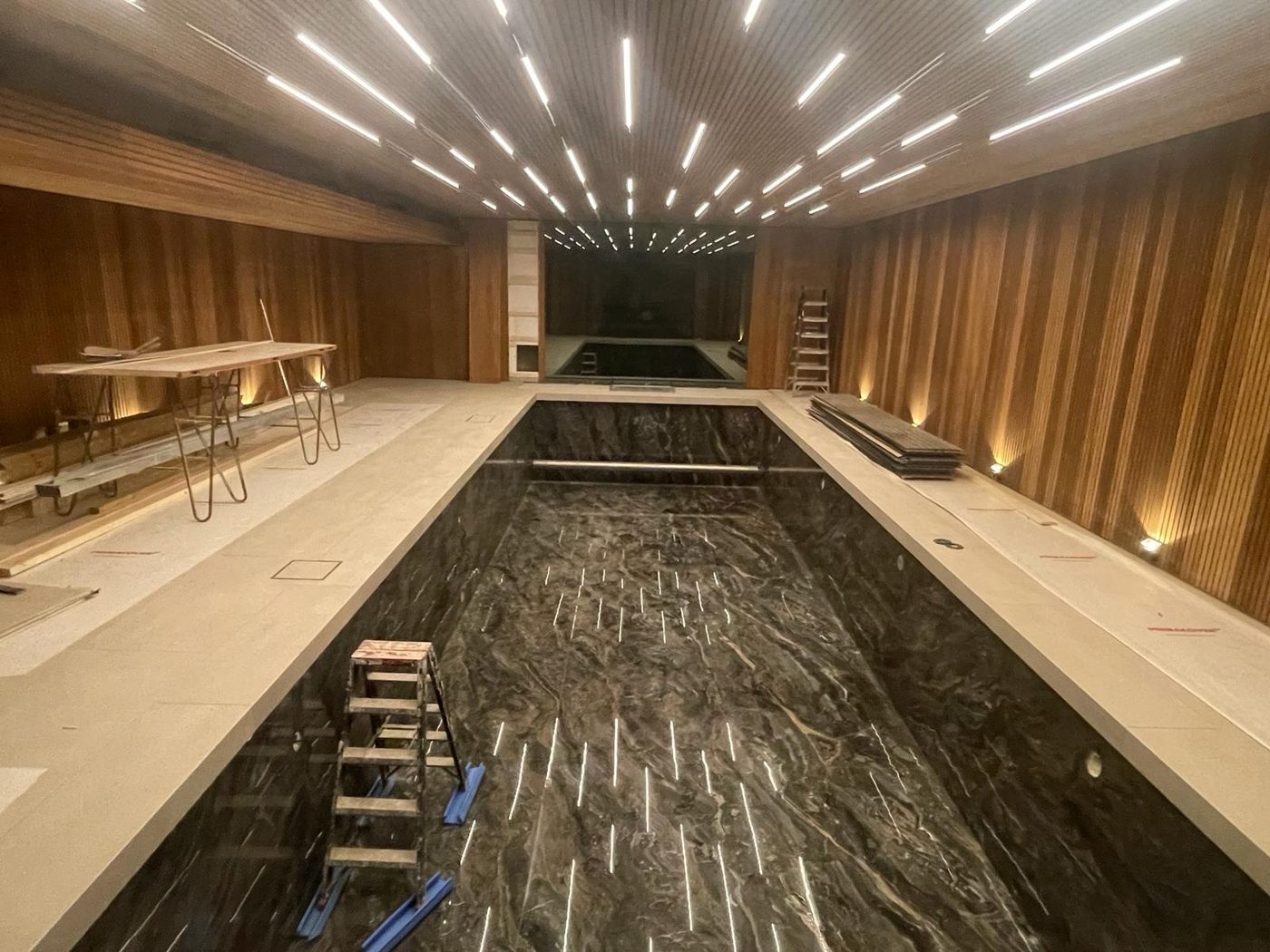Leeggepompt zwembad tijdens een renovatie in Amsterdam