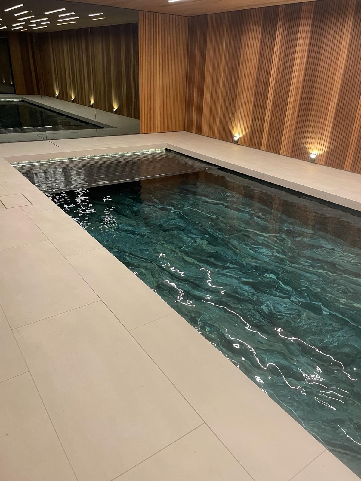 Binnenzwembad met wellnessruimte in een woning in Amsterdam
