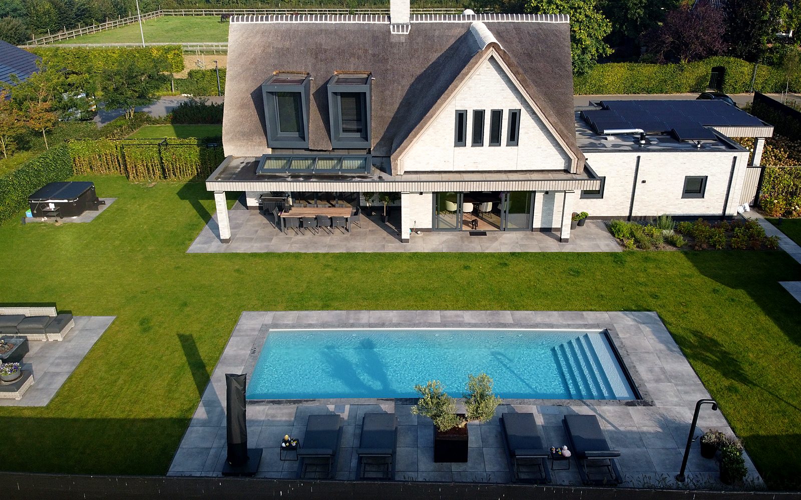 Polystone zwembad van 10 x 4 m in Rosmalen, foto 1 van 3