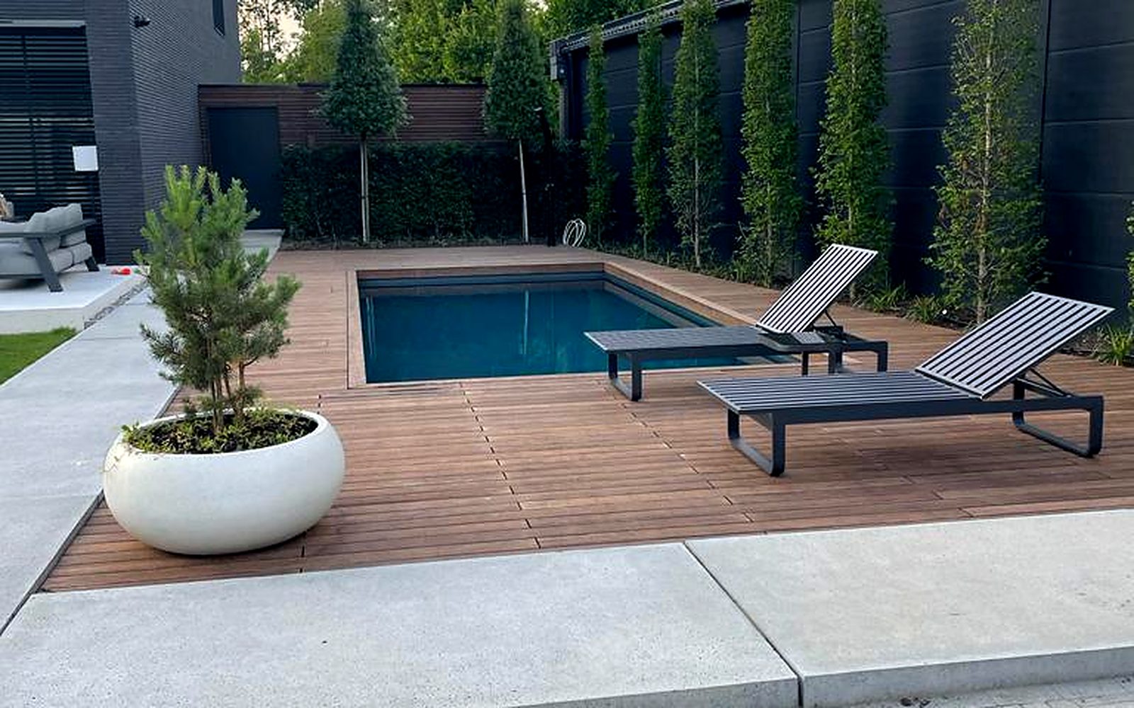 Polystone zwembad van 9 x 4 m in Rotterdam