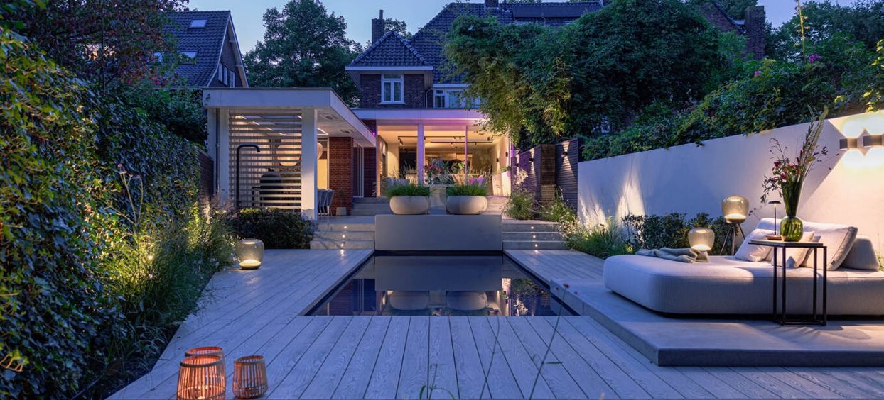 Bouwkundig zwembad met natuurstenen terras in een stadstuin in Den Bosch bij daglicht