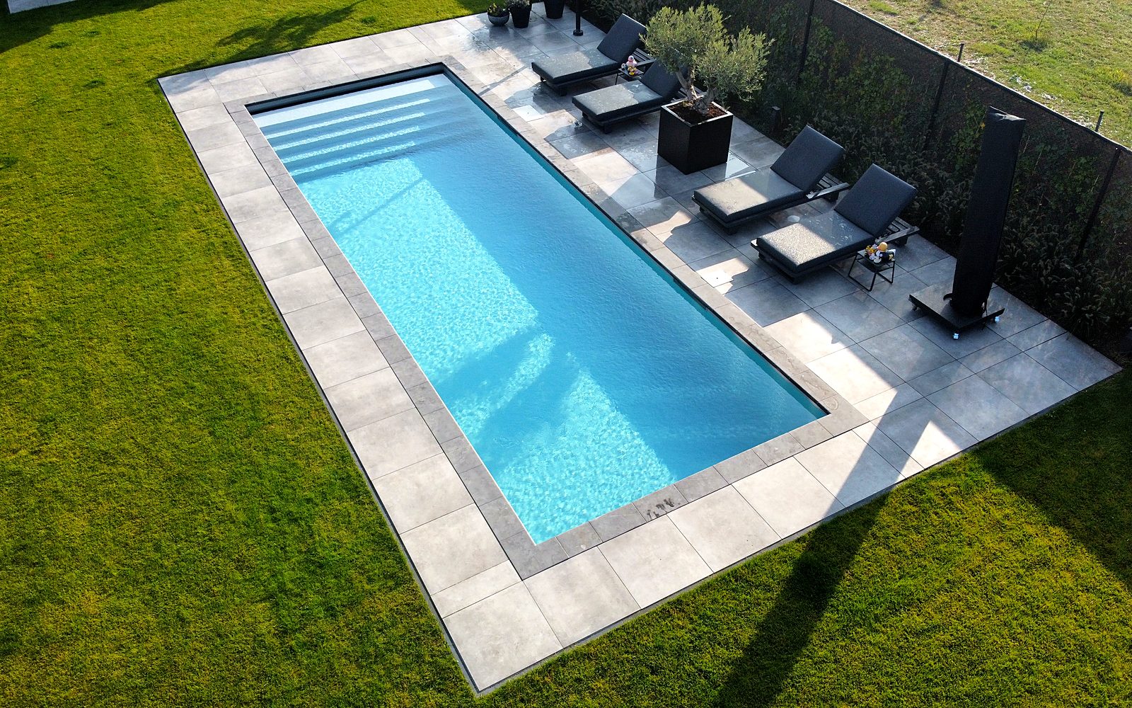 Polystone zwembad van 9 x 4 m in Veghel, foto 1 van 2