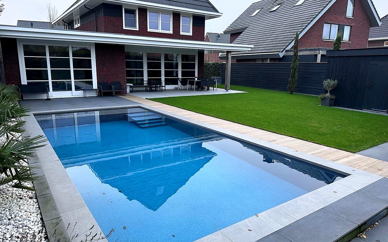 Bouwkundig zwembad van 9 x 4 m in Woudrichem, foto 2 van 2